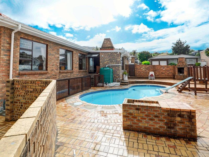 Dual living comprising of a 4 bedrooms & Study main dwelling and a 2 bedroom cottage. - Photo 3