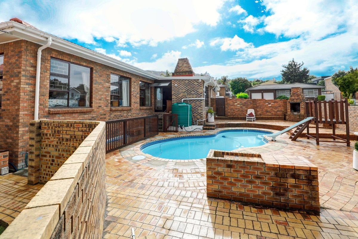 Dual living comprising of a 4 bedrooms & Study main dwelling and a 2 bedroom cottage. - Photo 3