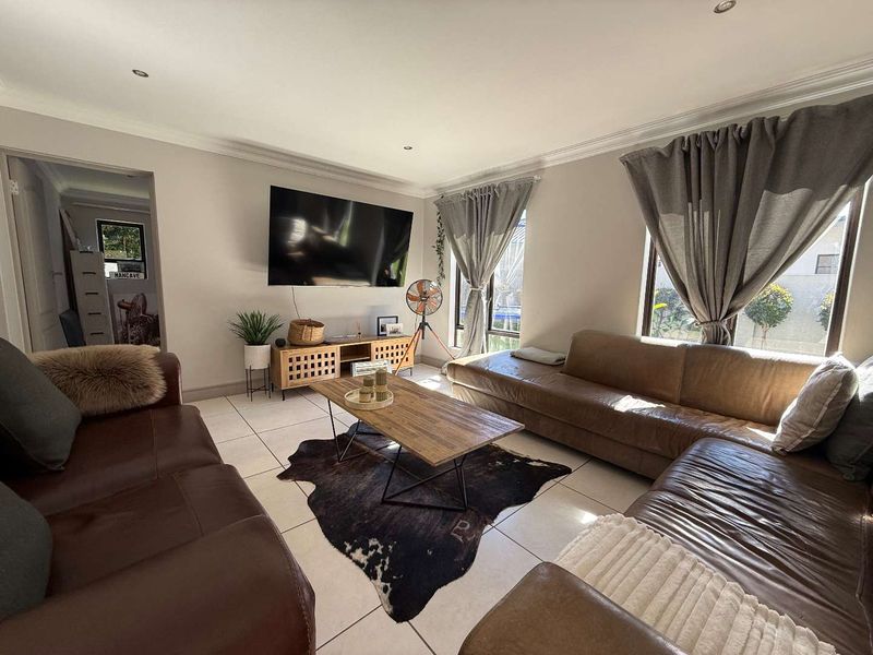4 Bedroom, 1 Study, Servants Q, Double garages in Newmark Estate - Photo 7