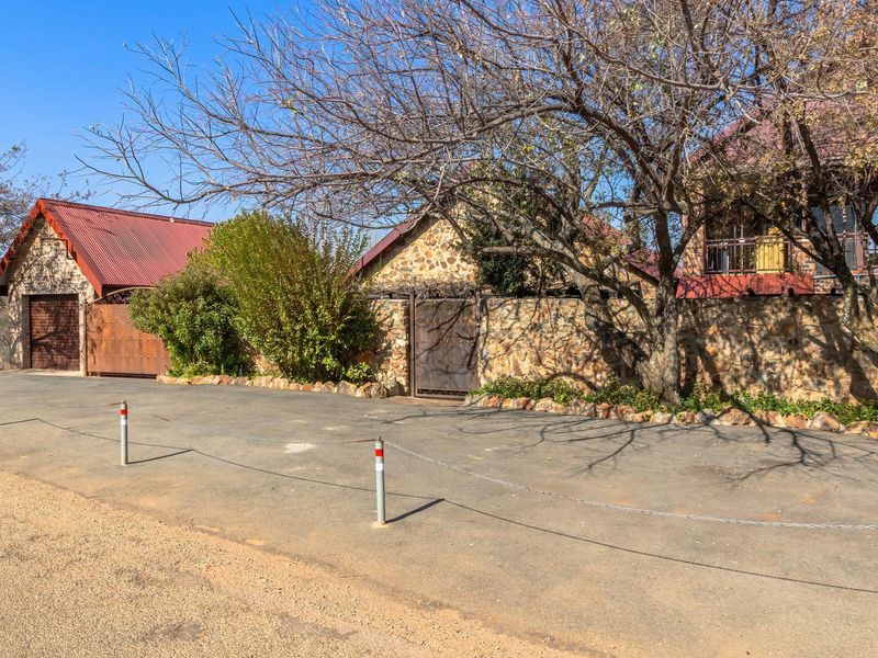 Exceptional 4 Bedroom Home in a Secure Estate on the Vaal River with Business Rights – Vaaloewer - Photo 2