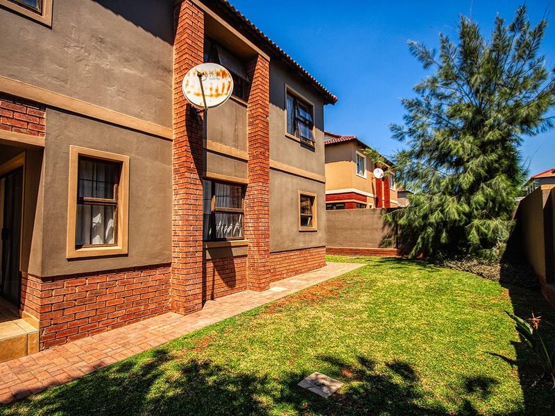 3 Bedroom Meyersig Estate Corner duplex! - Photo 2