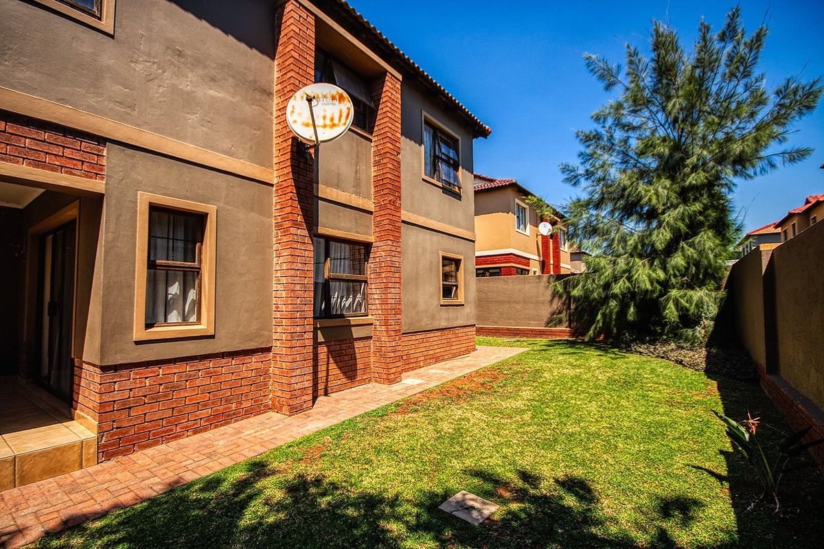 3 Bedroom Meyersig Estate Corner duplex! - Photo 2