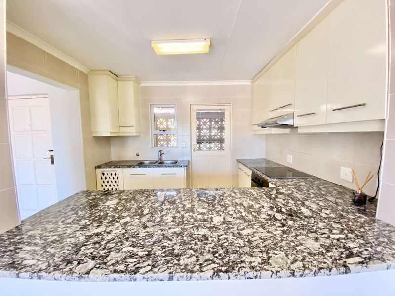 Hendra Estates - Stunning 2 Bedroom Tonwhouse For Rent In Lovely Complex In Durban North! - Photo 6