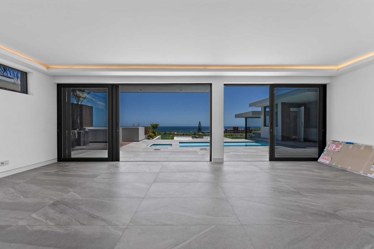 Brand-New 5-Bedroom Luxury Home in Camps Bay - Photo 2