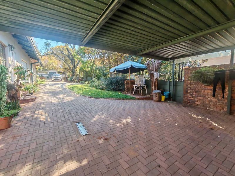 GOLDEN OLDIE - SPACIOUS WITH GRANNY FLAT ON BIG STAND - Photo 6