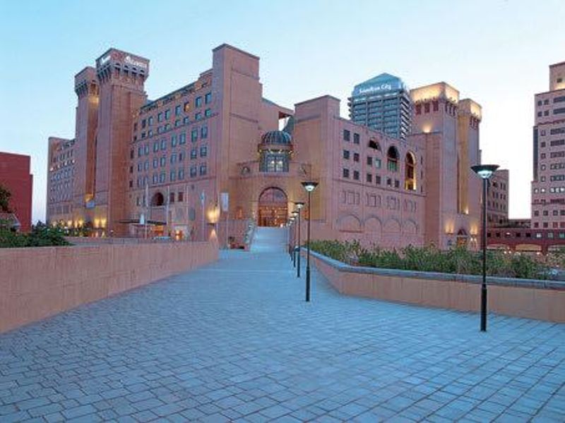 Private office space tailored to your business’ unique needs in Regus Sandton Nelson Mandela Square. - Photo 2