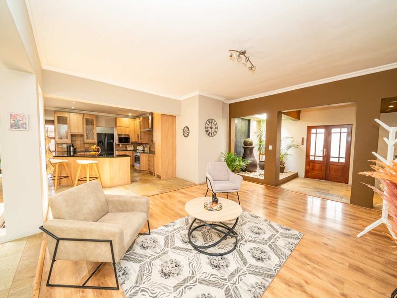 Architecturally Designed Indoor-Outdoor Family Home in Glen Marais - Photo 3