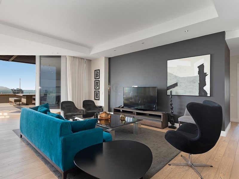 Penthouse Perfection: Breathtaking Views- Elegant Urban Retreat with Panoramic Table Mountain and Ocean Views - Photo 5