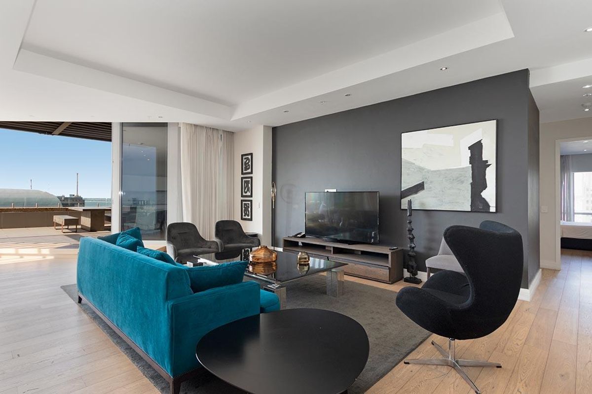 Penthouse Perfection: Breathtaking Views- Elegant Urban Retreat with Panoramic Table Mountain and Ocean Views - Photo 5