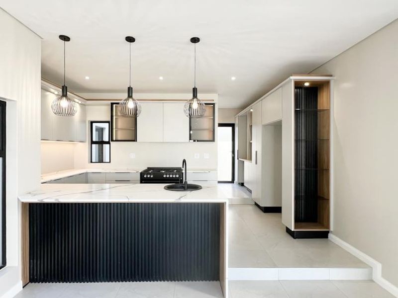 Double-Volume Elegance, Designer Finishes & Family Comfort - Photo 4