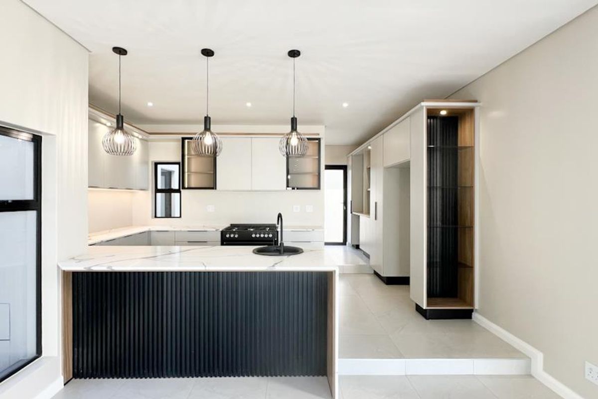 Double-Volume Elegance, Designer Finishes & Family Comfort - Photo 4