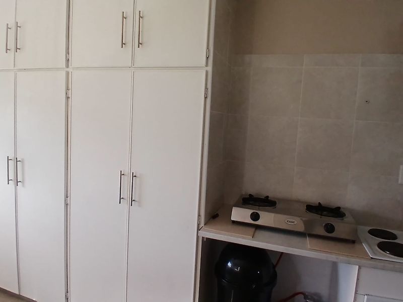 Beautiful 3-bedroom property with 2 flatlets with lots of possibilities - Photo 8