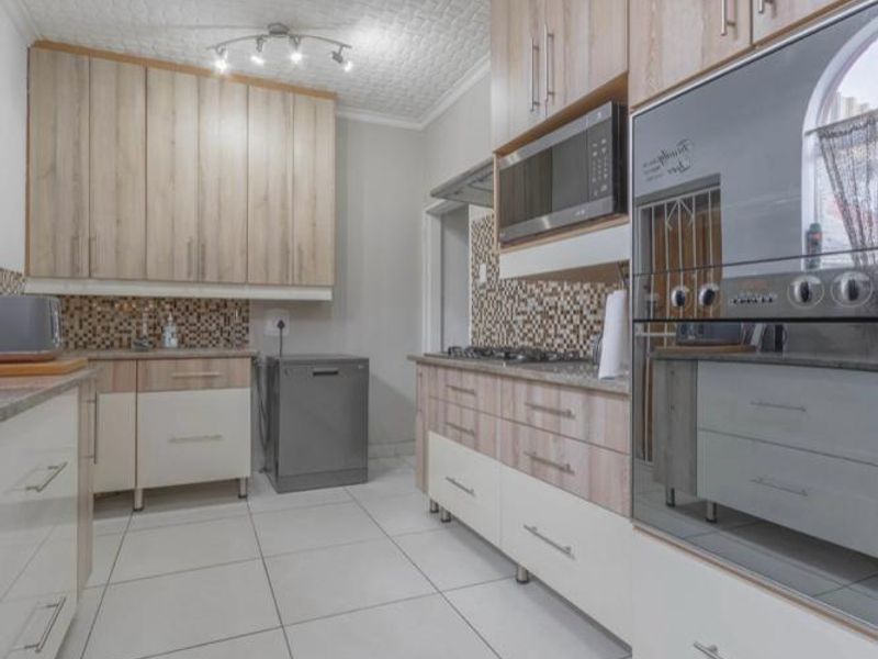 A 4 Bedroom Family Home in Glen Marais - Photo 7
