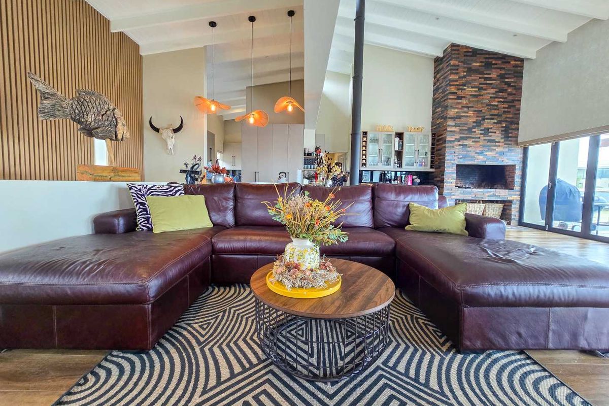 Upmarket family home for sale in Stilbaai Duine Estate. - Photo 2