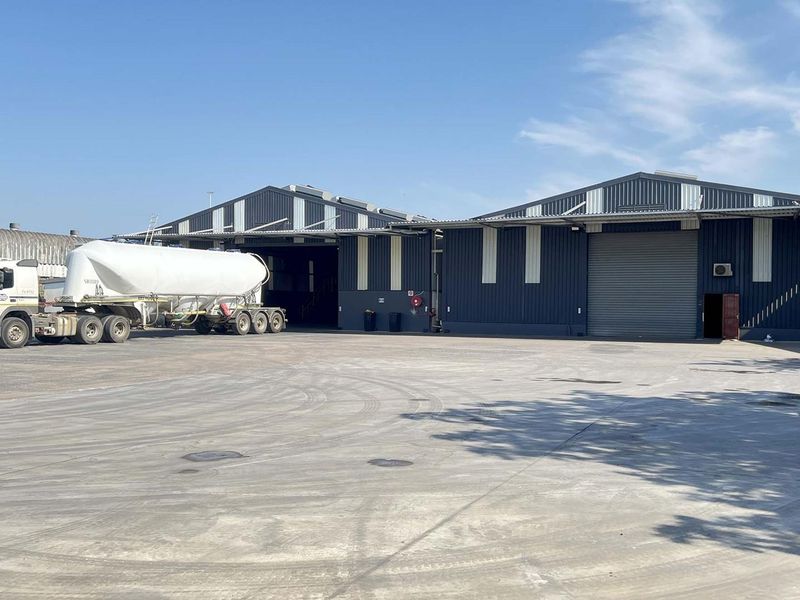 LARGE WAREHOUSE FOR SALE WITH YARD CLOSE TO FREEWAY - Photo 2