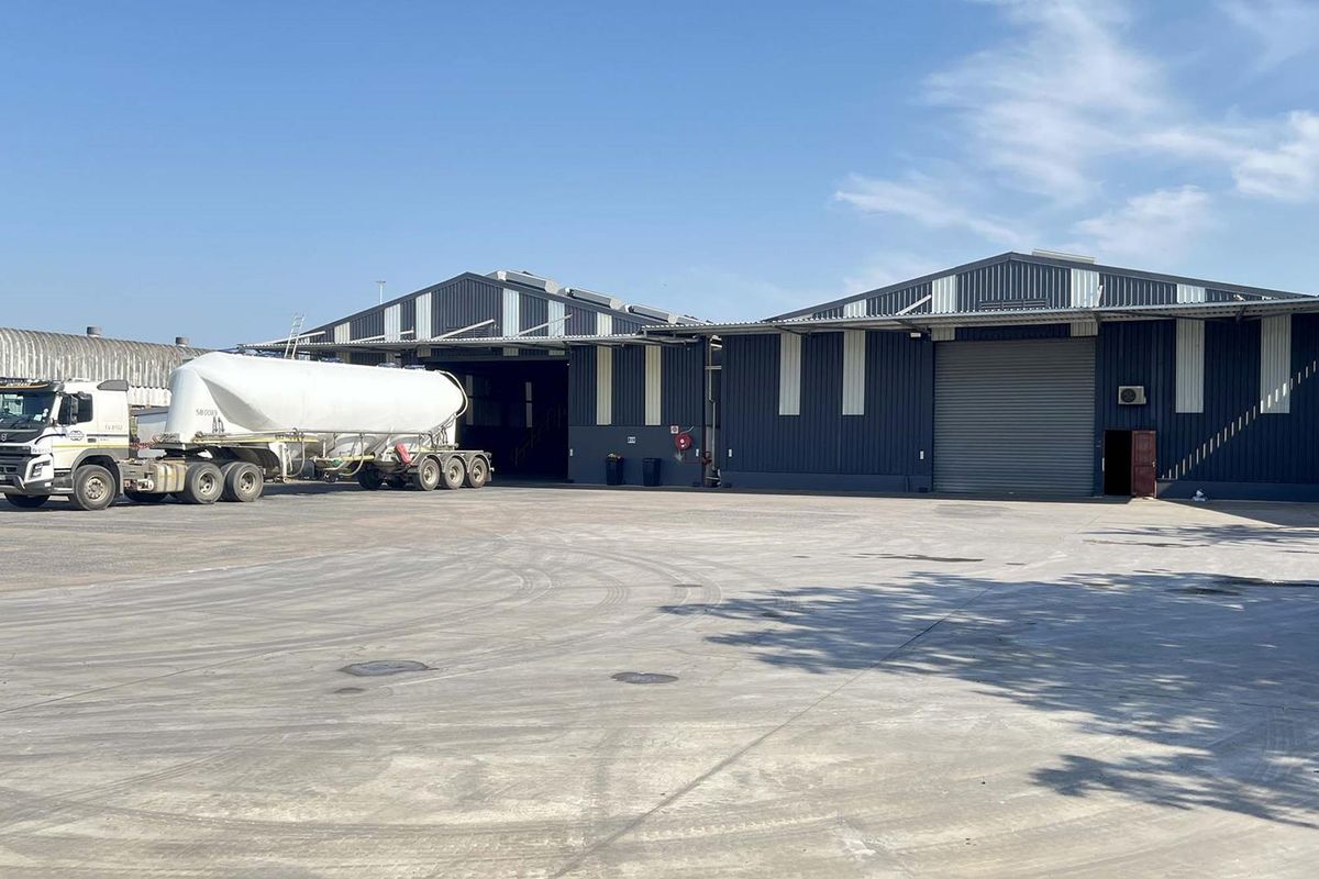 LARGE WAREHOUSE FOR SALE WITH YARD CLOSE TO FREEWAY - Photo 2