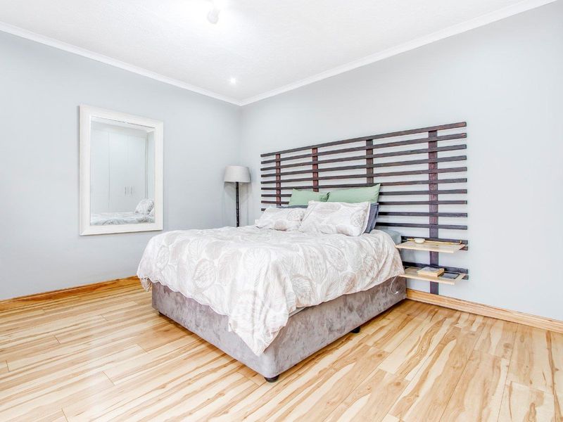 Stunning Duplex Townhouse with Water and Power Backup in Wilgeheuwel! - Photo 3