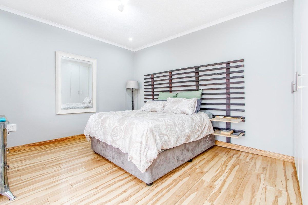 Stunning Duplex Townhouse with Water and Power Backup in Wilgeheuwel! - Photo 3