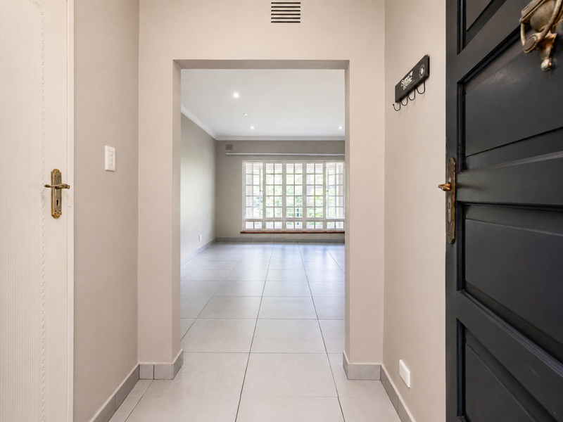 Spacious Face-Brick Family Unit with Modern Finishes, Scenic Views & Fantastic Entertainment Flow - Photo 5
