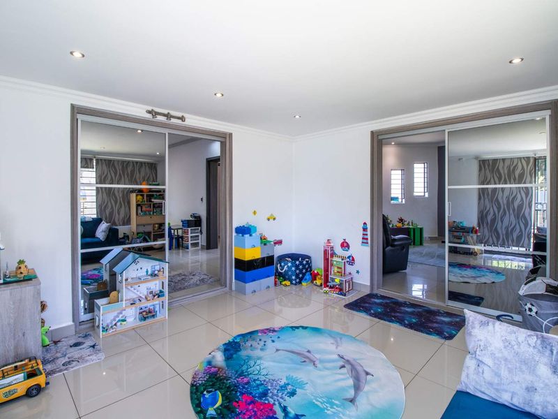 Charming Cluster Home: Perfect for Family Living! - Photo 6