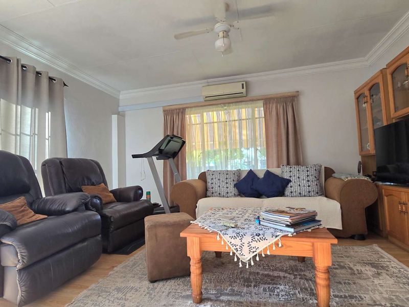 Perfect Family Haven with bonus Flatlet & Sparkling pool in Sinoville - Photo 7