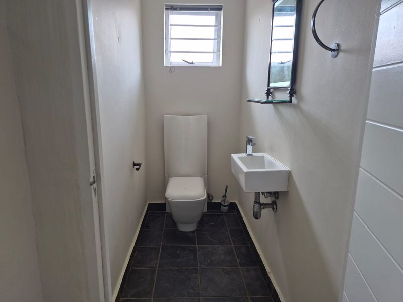 Exceptional Family Home in Reebok: A Perfect Blend of Rustic Charm and Contemporary Sophistication - Photo 10