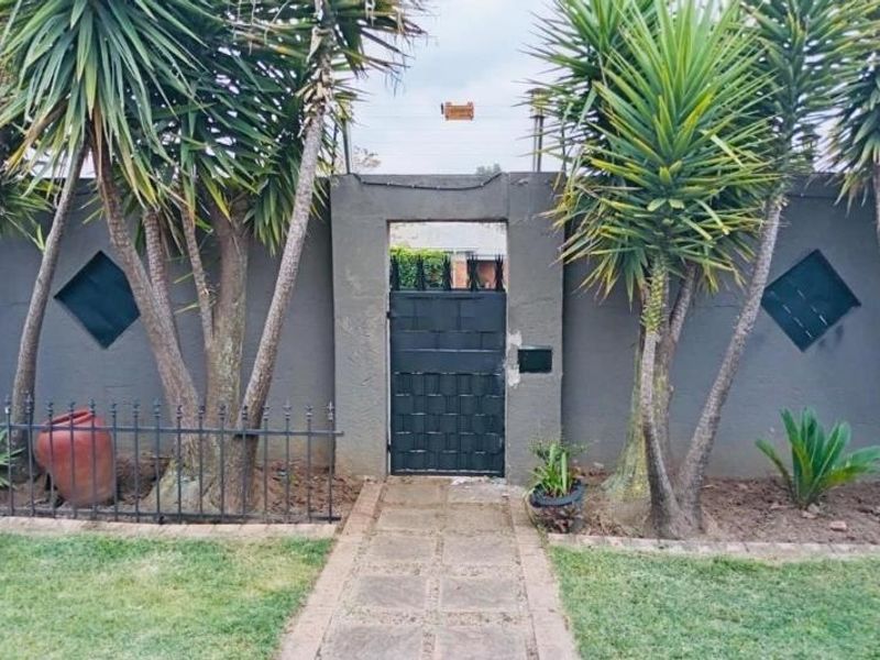 4 Bedroom House for Sale in Rewlatch Johannesburg - Photo 4