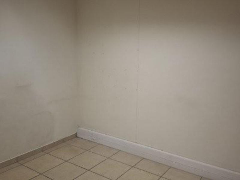 Southern Industrial Warehouse to let - Photo 7