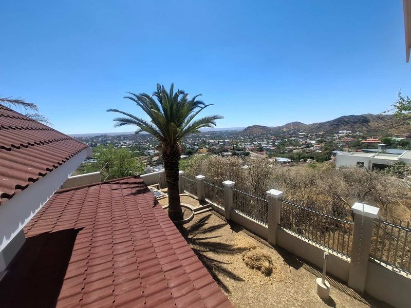 A Stately Home with Breathtaking Views - Photo 7