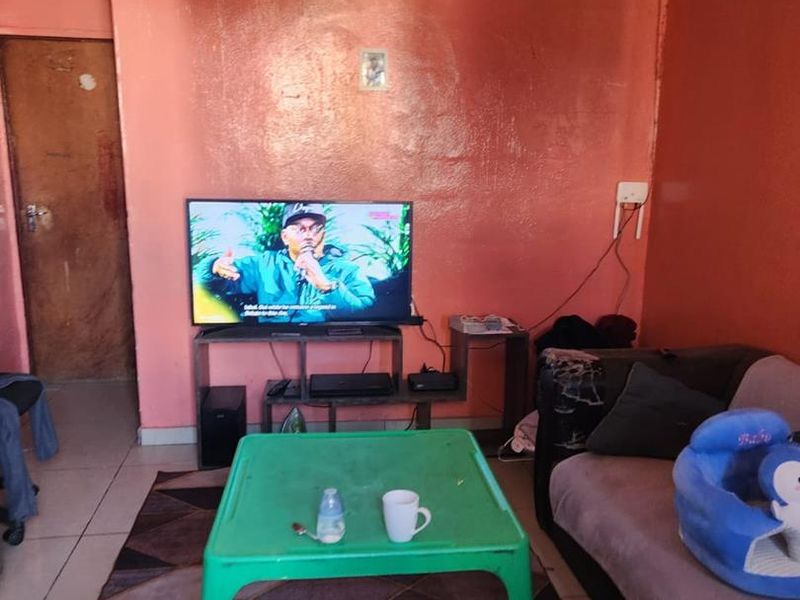 Charming Two-Bedroom House for Sale in Mfuleni - R480,000 Cash - Photo 9