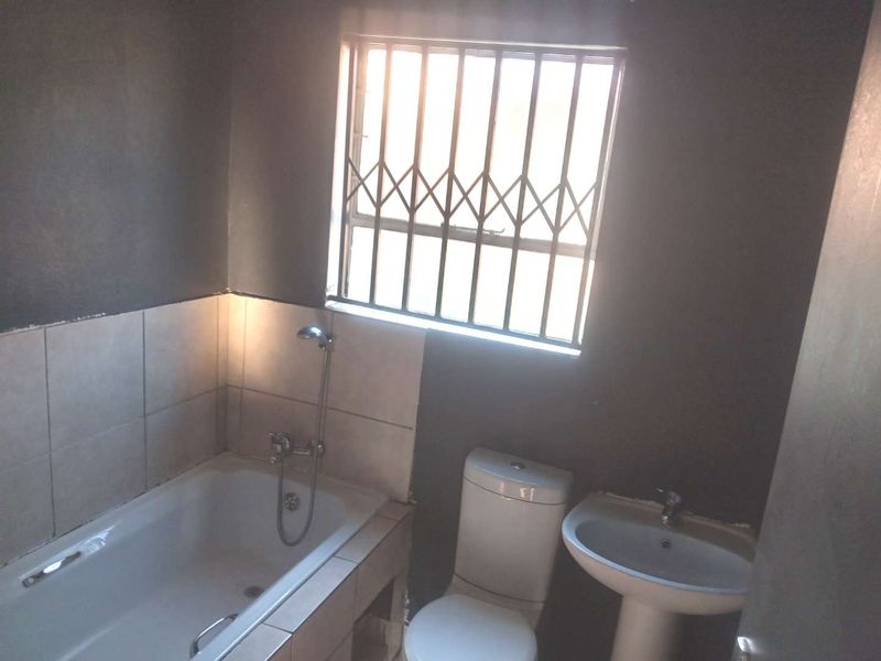 THREE BEDROOM DUPLEX TOWNHOUSE FOR SALE IN DAWN PARK - Photo 7