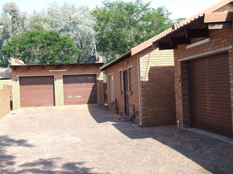 2 BEDROOM TOWNHOUSE TO RENT IN THERESAPARK - Photo 3