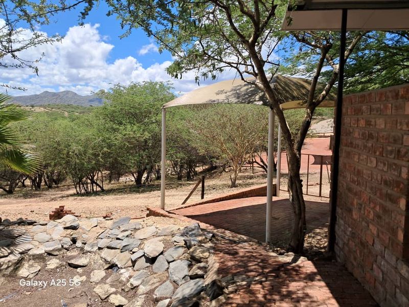 Discover Luxury: Stunning Guest Lodge for Sale! - Photo 4