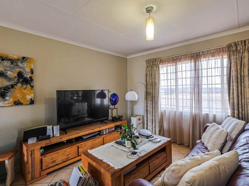 Immaculate 2 Bedroom Apartment with Scenic Views in The Wilds Security Estate - Photo 6