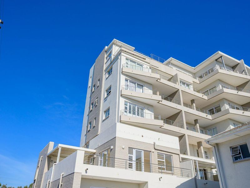 Corner unit, wrap around bacony with sea views! - Photo 5