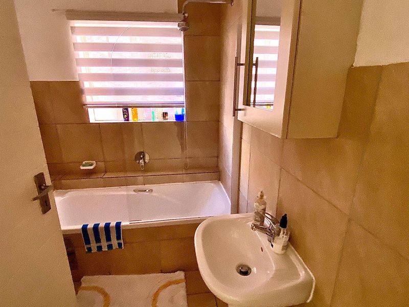 Clean and Modern - Photo 7