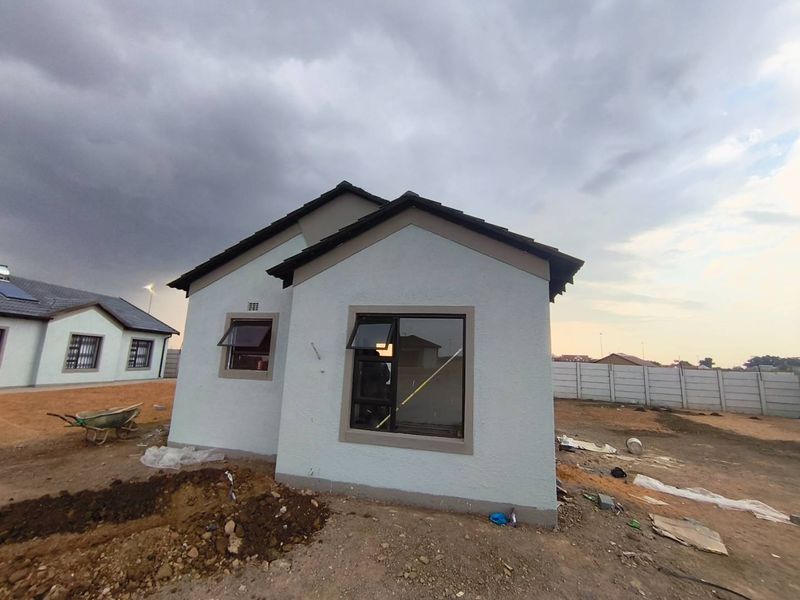 Modern 2-Bedroom House for Sale in Windmill Park Ext 32 - Photo 4
