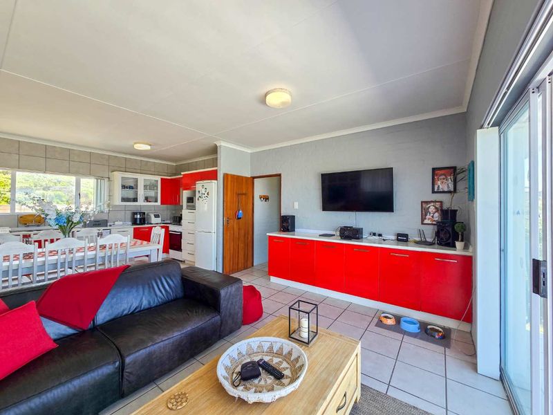 Four bedroom family home for sale in Jongensfontein. - Photo 6