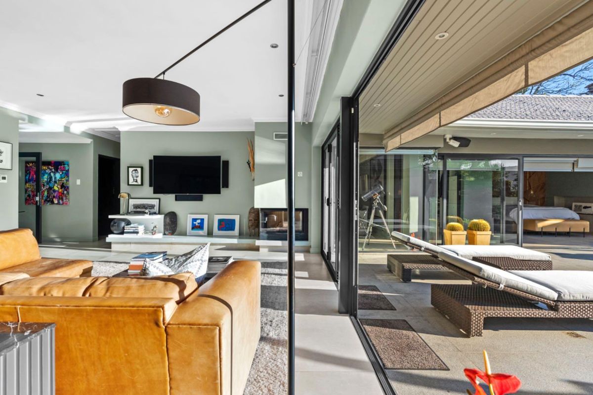 Entertainers Paradise in Superb Location - Photo 2