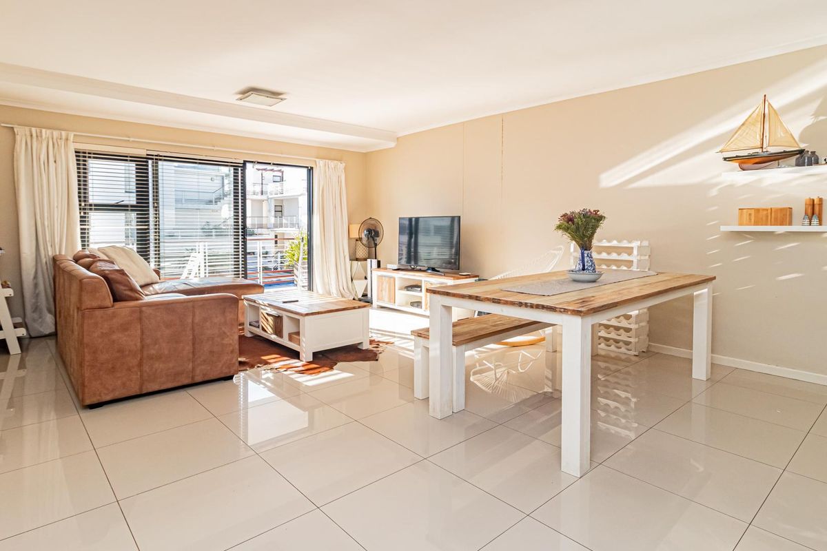 Spacious Light and Bright Apartment - Photo 3