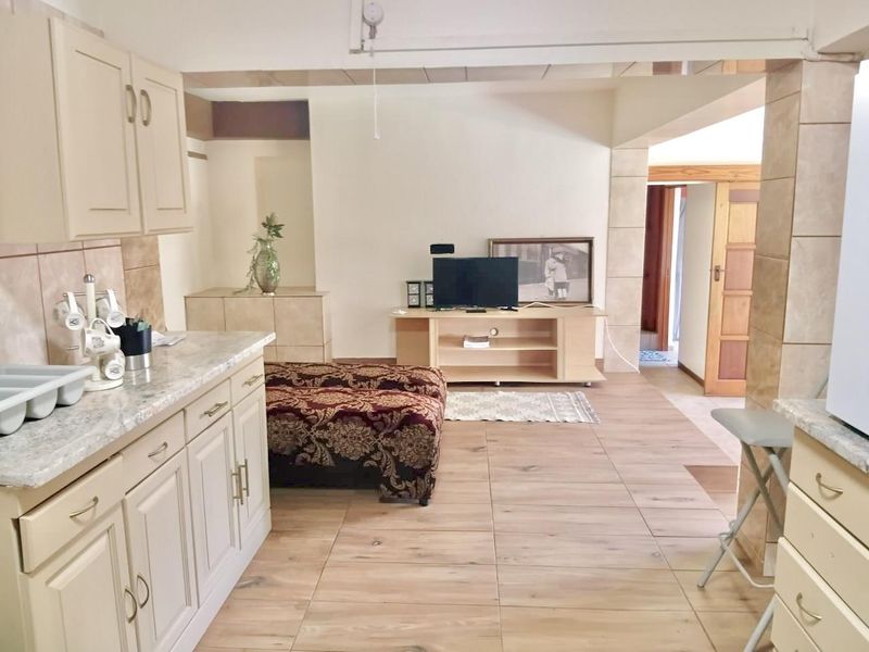 2-Bedroom, 2-Bathroom Ground Floor Apartment in Groenkloof/Muckleneuk - Photo 1