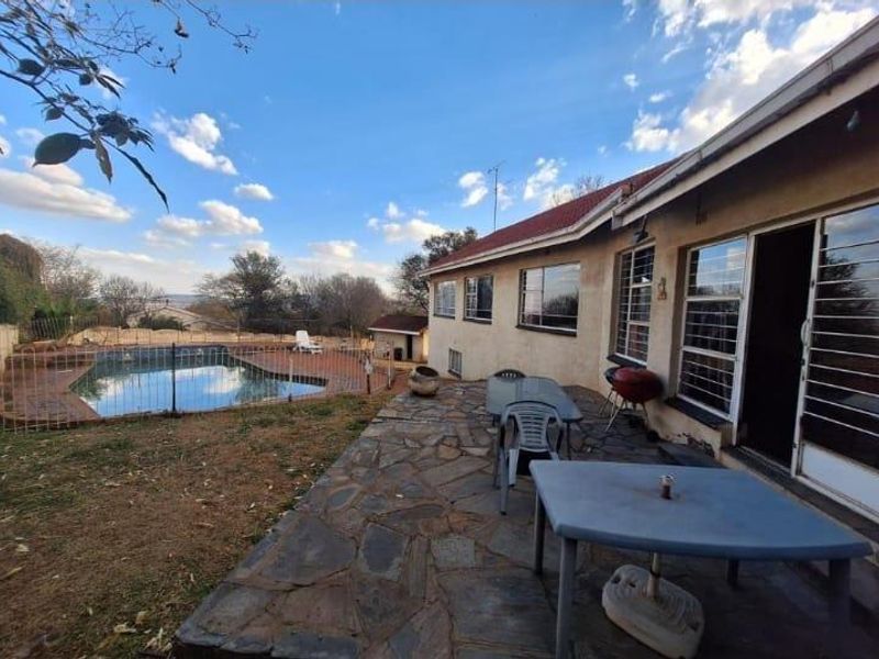 4 Bedroom House for Sale in Kiblerpark Johannesburg South - Photo 7