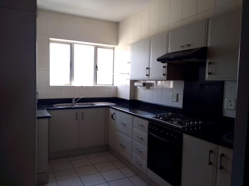 2 Bedroom Apartment with Harbour Views on the Esplanade! - Photo 3