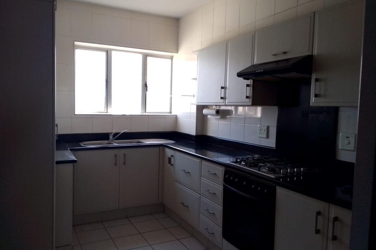 2 Bedroom Apartment with Harbour Views on the Esplanade! - Photo 3