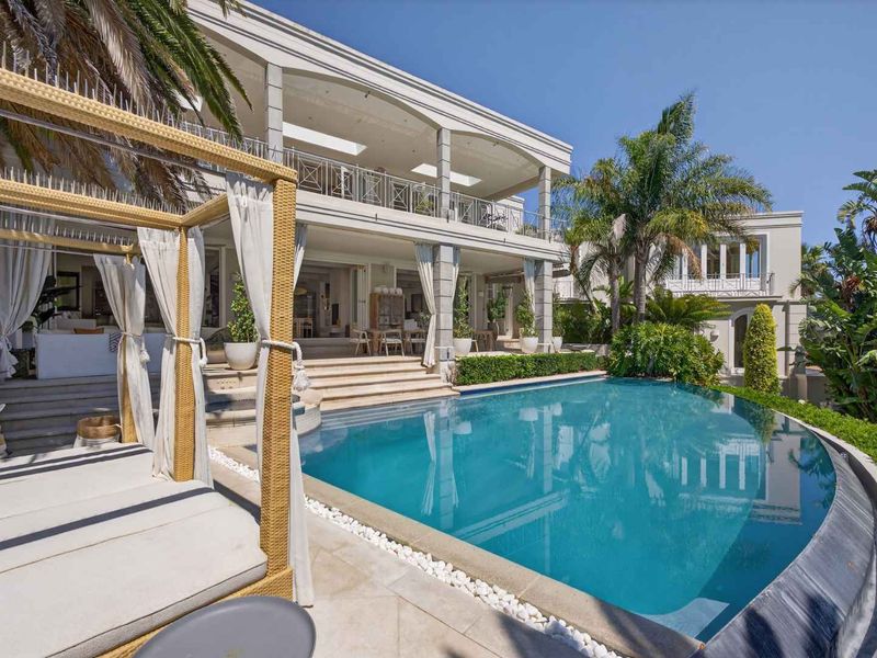 Classic Home with a modern twist,  Entertainers Dream - Photo 2