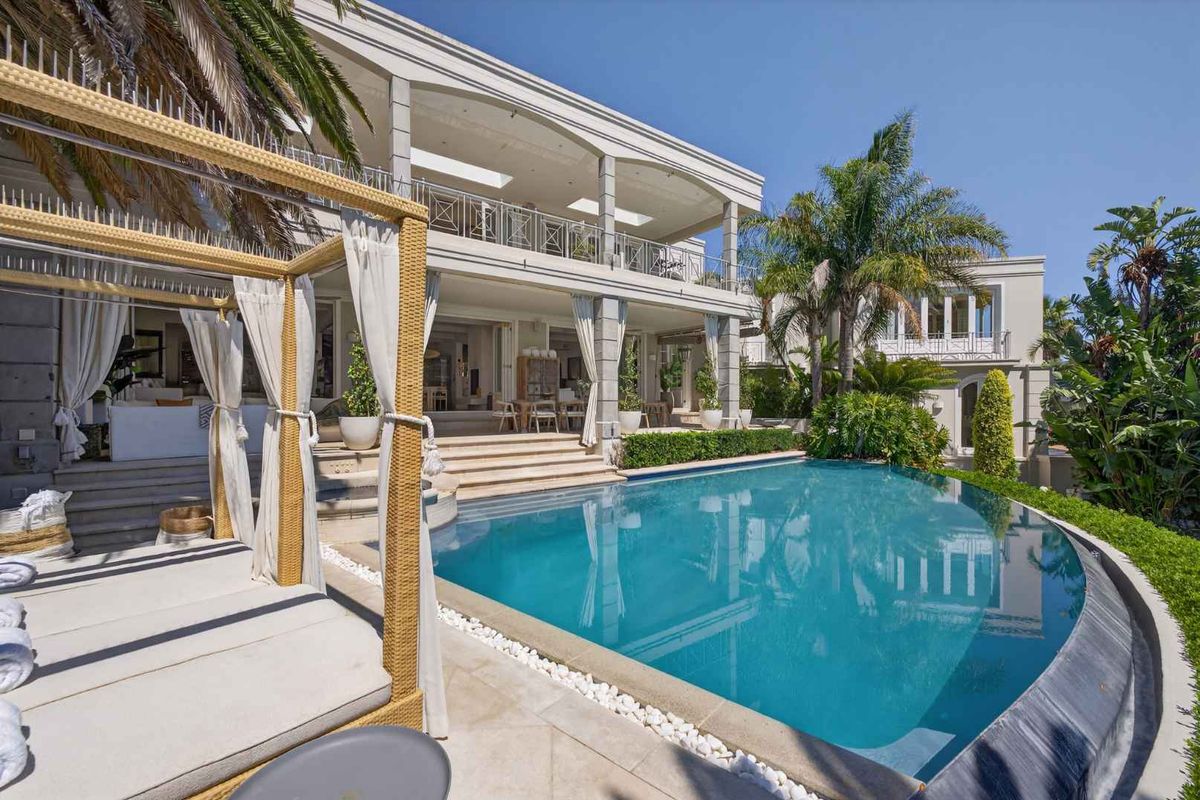 Classic Home with a modern twist,  Entertainers Dream - Photo 2