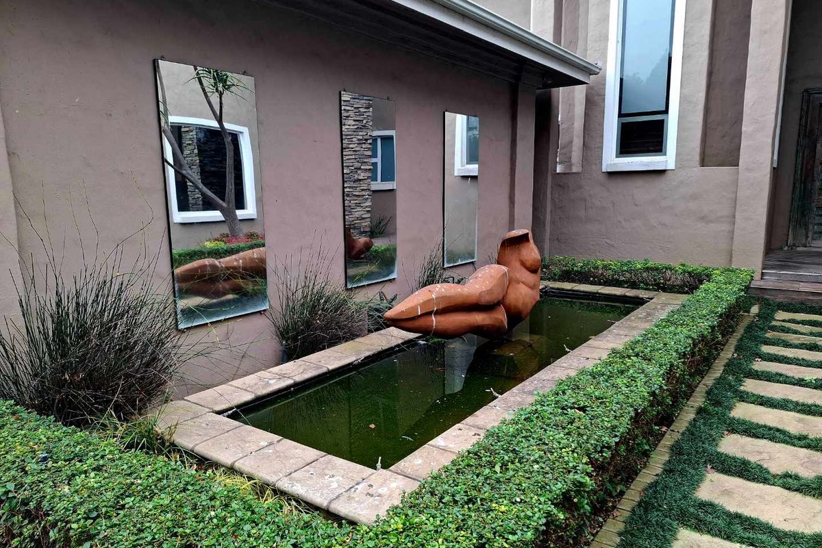Grand Luxury Estate with 6 En-Suite Bedrooms, Private Cellar & Resort-Style Entertaining - Photo 2
