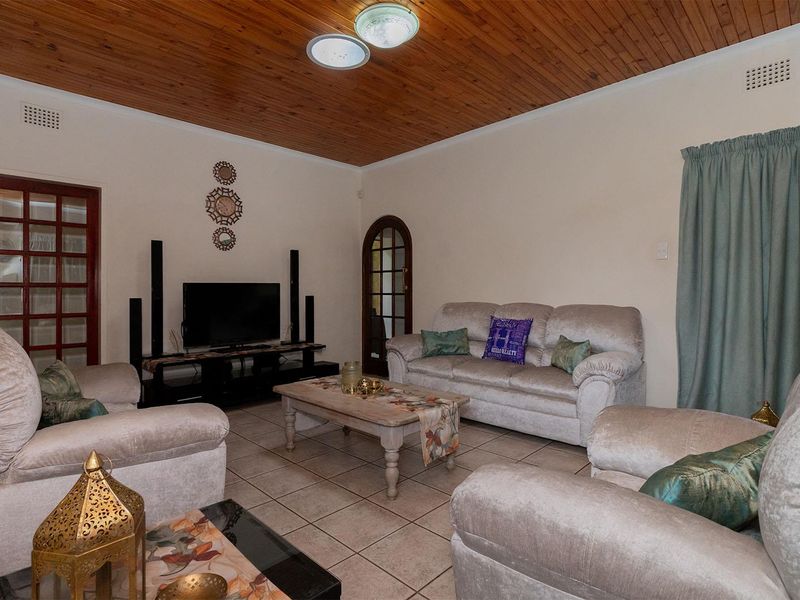 Spacious 3-bedroom family home in Kempton Park Ext 4 on a large 1115sqm stand. - Photo 9