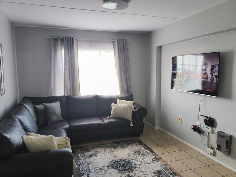 One Bedroom unit on 2nd floor in 24 hour security complex! - Photo 3