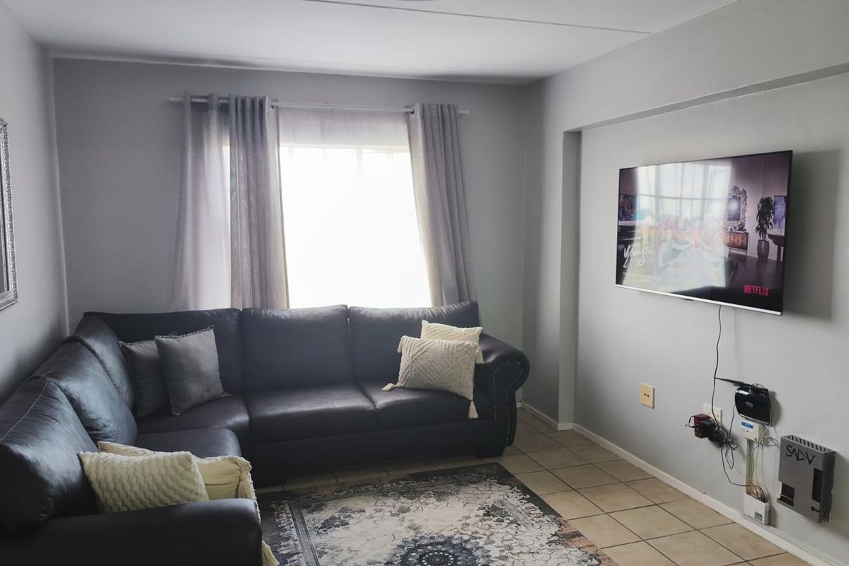 One Bedroom unit on 2nd floor in 24 hour security complex! - Photo 3